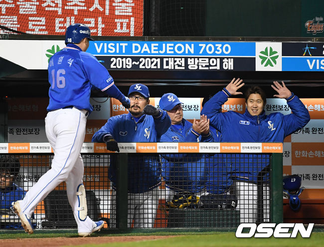 김한수 감독과 하이파이브하는 이원석 /jpnews@osen.co.kr