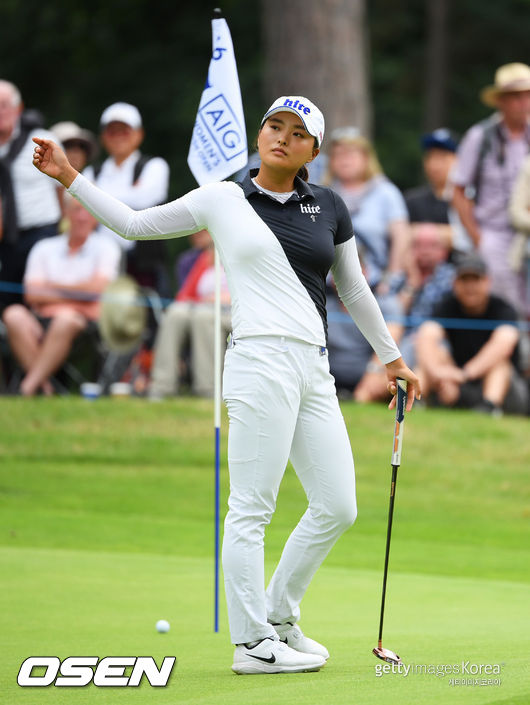 고진영이 브리티시 여자오픈 최종라운드 16번홀에서 버디를 잡고 환호하는 갤러리에게 인사하고 있다. /ⓒGettyimages(무단전재 및 재배포 금지)