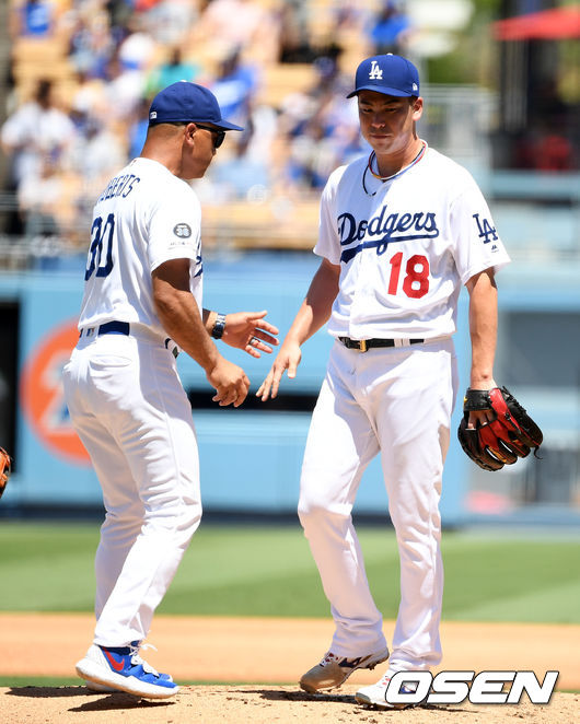 3회초 2사 만루에서 다저스 마에다가 샌디에이고 호스머에 만루 홈런을 허용하자 로버츠 감독이 마운드에 올라 마에다를 교체하고 있다. ./jpnews@osen.co.kr