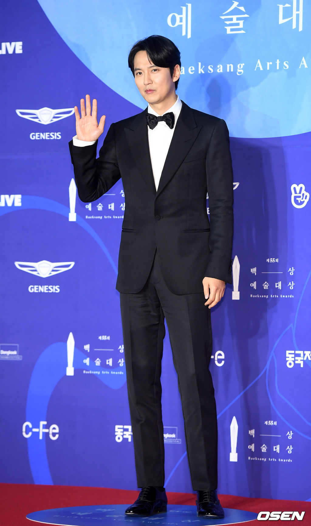 1일 오후 서울 강남구 코엑스에서 ‘2019 제 55회 백상예술대상’ 레드카펫 행사가 진행됐다.배우 김남길이 레드카펫을 밟고 있다. /rumi@osen.co.kr