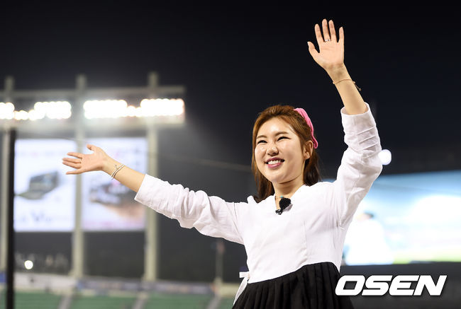 ‘2019 신한은행 MY CAR KBO리그’ 두산 베어스와 kt 위즈의 경기가 17일 오후 서울 잠실야구장에서 열렸다. 야구장을 찾은 가수 송가인이 멋진 무대를 선보이고 있다. /pjmpp@osen.co.kr