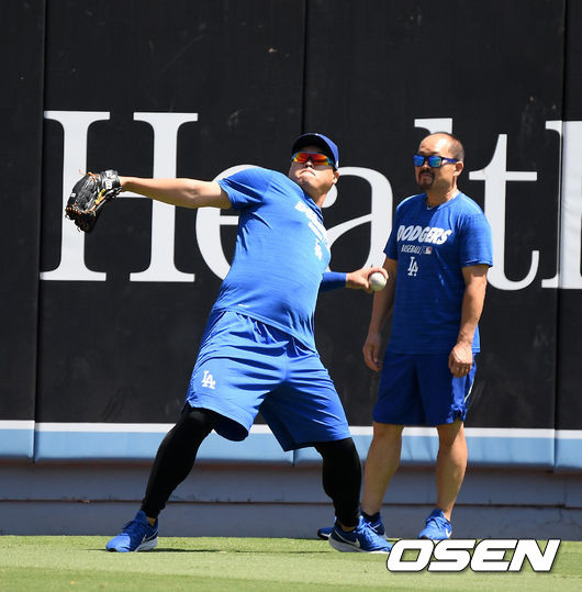 경기에 앞서 다저스 류현진이 캐치볼을 하며 몸을 풀고 있다. 10일짜리 부상자 명단에 오른 류현진은 가벼운 목 통증으로 선발 로테이션을 한 번 빠질 전망이다. 12일 애리조나와의 홈경기에 선발로 복귀할 수 있다. /jpnews@osen.co.kr