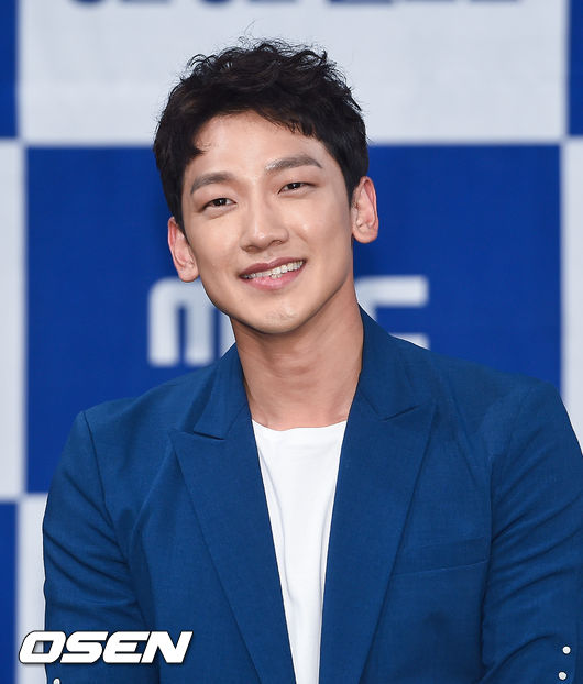 배우 정지훈이 미소 짓고 있다. / soul1014@osen.co.kr