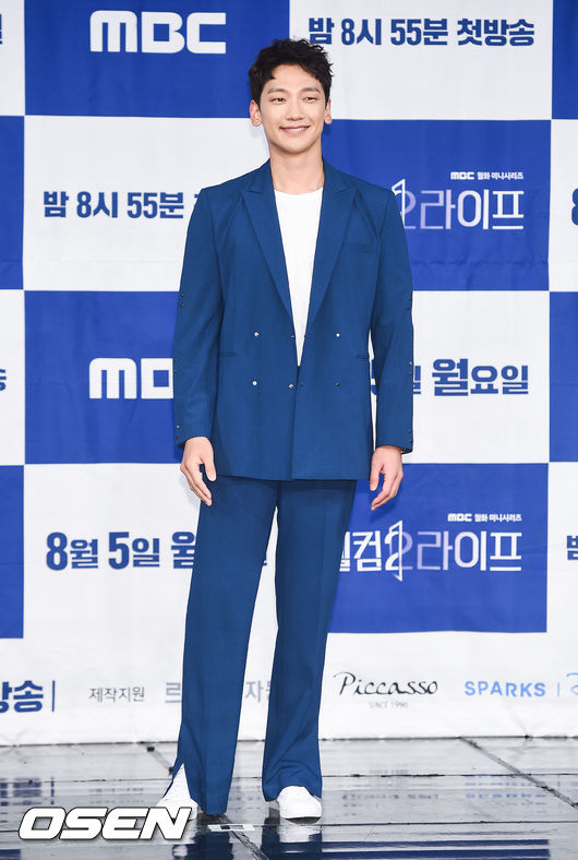 배우 정지훈이 미소 짓고 있다. / soul1014@osen.co.kr