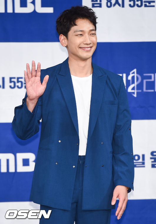 배우 정지훈이 미소 짓고 있다. / soul1014@osen.co.kr