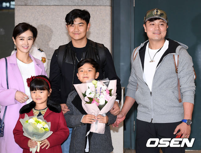 추신수가 가족들과 기념촬영을 하고 있다./sunday@osen.co.kr