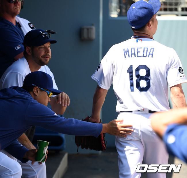 3회초 2사 만루에서 다저스 마에다가 샌디에이고 호스머에 만루 홈런을 허용하며 강판당하자 류현진이 격려하고 있다. /jpnews@osen.co.kr