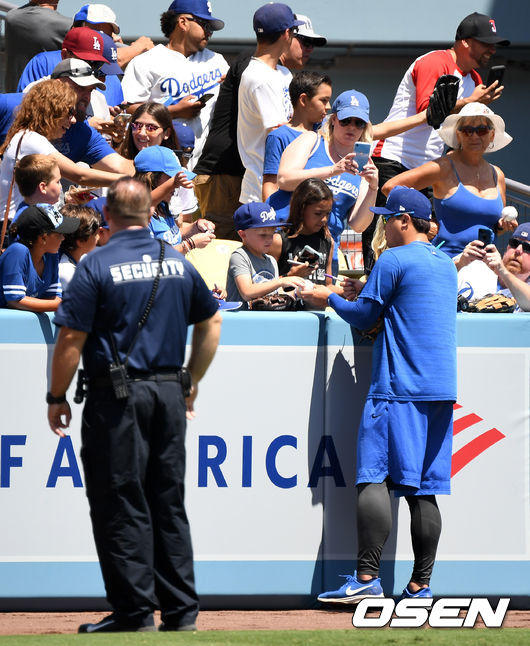 경기에 앞서 다저스 류현진이 캐치볼을 마치고 팬들에 사인을 해주고 있다. 10일짜리 부상자 명단에 오른 류현진은 가벼운 목 통증으로 선발 로테이션을 한 번 빠질 전망이다. 12일 애리조나와의 홈경기에 선발로 복귀할 수 있다. /jpnews@osen.co.kr