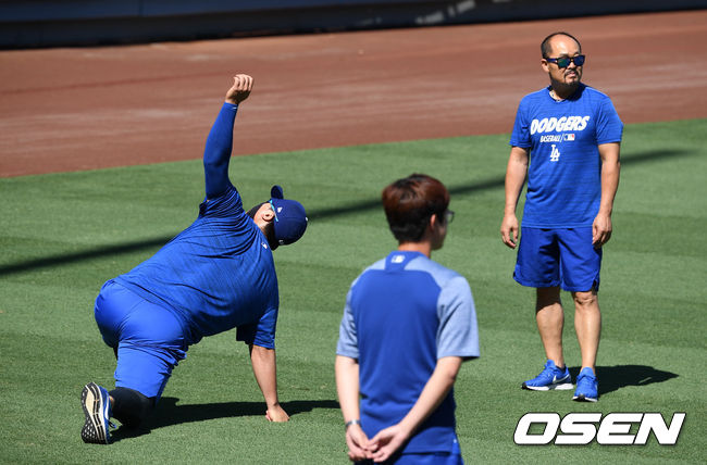 경기에 앞서 다저스 류현진이 김용일 코치의 지도 아래 몸을 풀고 있다. 류현진은 가벼운 목 통증으로 선발 로테이션을 한 번 빠질 전망이다. 류현진은 부상자 명단에 10일간 등재됐다가 12일부터 경기에 출장이 가능하다. 곧바로 복귀한다면 12일 애리조나전에 선발로 나설 수 있다. 12일 애리조나는 홈 경기, 14일 마이애미 경기는 동부 원정 경기다. /jpnews@osen.co.kr