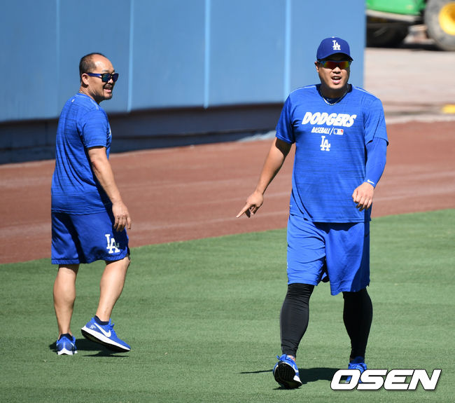 경기에 앞서 다저스 류현진이 김용일 코치의 지도 아래 몸을 풀고 있다. 류현진은 가벼운 목 통증으로 선발 로테이션을 한 번 빠질 전망이다. 류현진은 부상자 명단에 10일간 등재됐다가 12일부터 경기에 출장이 가능하다. 곧바로 복귀한다면 12일 애리조나전에 선발로 나설 수 있다. 12일 애리조나는 홈 경기, 14일 마이애미 경기는 동부 원정 경기다. /jpnews@osen.co.kr