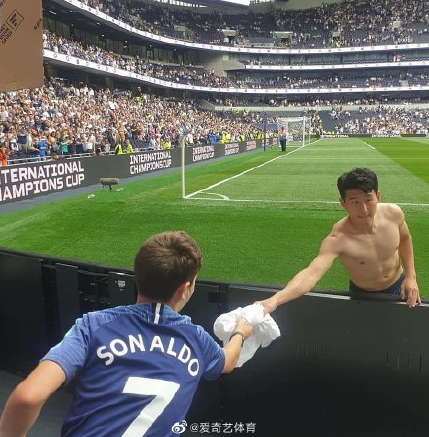 [사진]'그거 벗고 이거 입어' 웨이보 캡쳐.