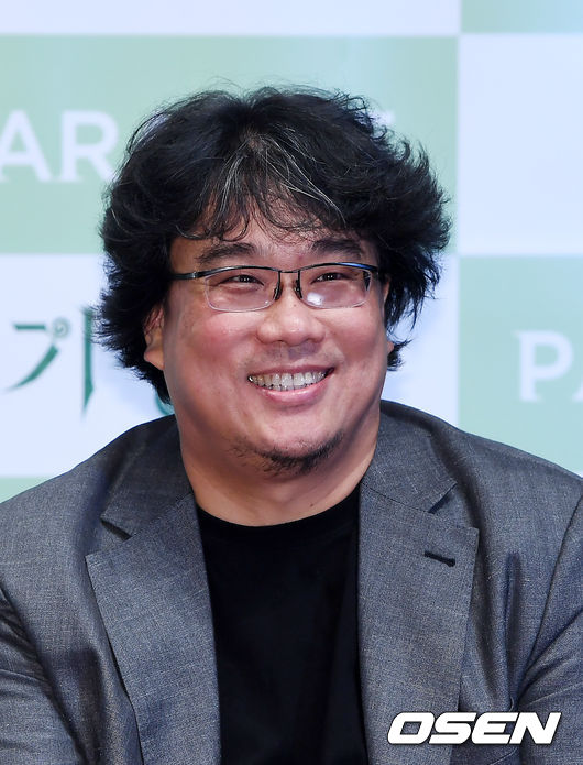 2019년 6월 23일 오후 서울 송파구 롯데시네마 월드타워에서 영화 '기생충' 관객 감사 GV 상영회가 진행됐다. 봉준호 감독이 인사를 하며 환하게 미소짓고 있다./ rumi@osen.co.kr