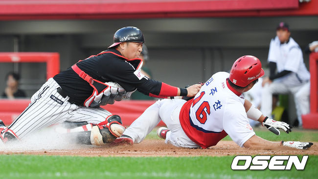 2회말 1사 1,3루 KIA 김민식의 내야땅볼때 3루 주자 김주찬이 홈쇄도해 세이프되고 있다. 선심은 아웃이었지만 비디오판독 끝에 세이프 판정됐다. / soul1014@osen.co.kr