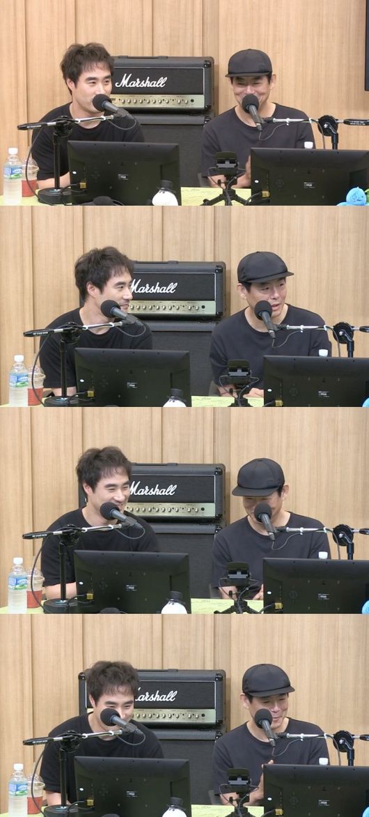 [사진=SBS 보는 라디오] 영화 '변신' 홍보 차 '컬투쇼'에 출연한 배우 배성우(왼쪽)와 성동일(오른쪽)