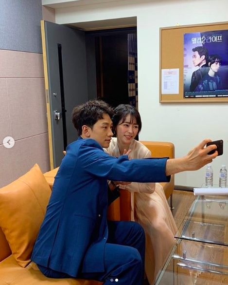 [사진=임지연 SNS] '웰컴2라이프'에 함께 출연하는 가수 겸 배우 정지훈(왼쪽)과 임지연(오른쪽)