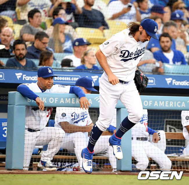 다저스 곤솔린이 1회 수비를 위해 그라운드로 향하고 있다./jpnews@osen.co.kr