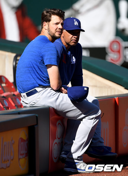 다저스 데이브 로버츠 감독(오른쪽)과 리치 힐이 대화를 나누고 있다. /dreamer@osen.co.kr