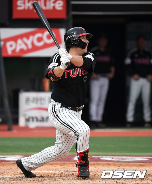 LG트윈스 김현수가 적시타를 날리고 있다. /sunday@osen.co.kr