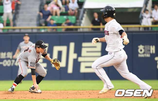2회말 2사 만루 상황 두산 정수빈의 내야 땅볼 때 한화 2루수 정은원이 실책을 범하고 있다. /dreamer@osen.co.kr