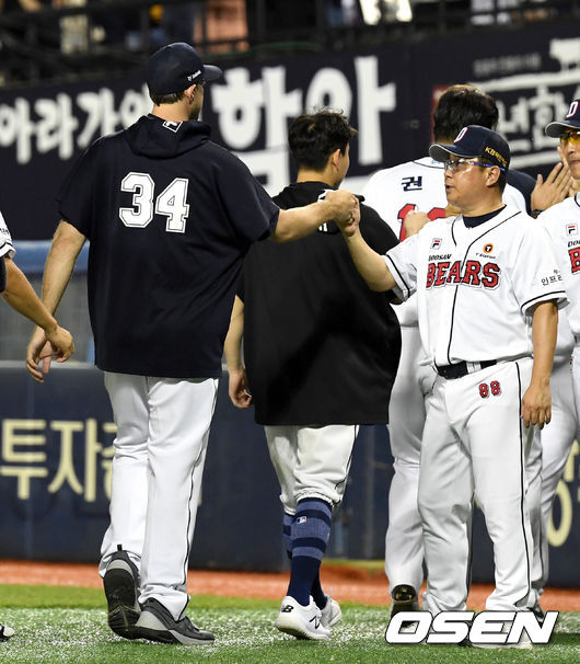 승리투수 두산 린드블럼과 김태형 감독이 인사를 나누고 있다. /dreamer@osen.co.kr