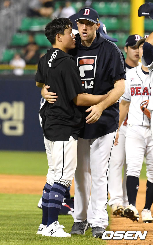 승리투수 두산 린드블럼과 포수 박세혁이 포옹하며 인사하고 있다. /dreamer@osen.co.kr