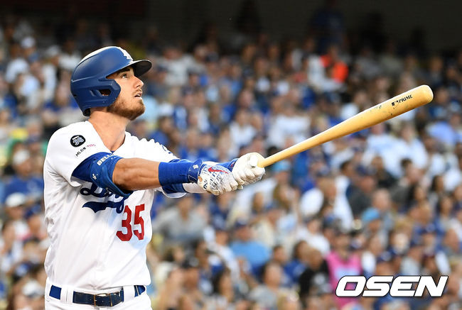 1회말 1사 1,3루에서 다저스 벨린저가 선제 스리런포를 날리고 타구를 바라보고 있다./jpnews@osen.co.kr