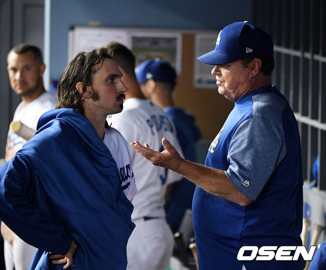 LA 다저스가 6일(한국시간) 미국 로스앤젤레스의 다저스타디움에서 열린 세인트루이스 카디널스와의 홈 경기에서 8-0으로 승리했다. 전반기 원정 맞대결에서 당한 4연전 스윕패의 아픔을 조금 달랬다. 오클랜드 원정 2연패를 당한 세인트루이스는 3연패에 빠졌다. 류현진의 부상자 명단 등재로 이날 임시 선발 기회를 잡은 신인 투수 곤솔린은 6이닝 동안 단 2안타만 허용하고 7탈삼진 무실점 호투로 메이저리그 데뷔 첫 승을 기록했다. 5회초 수비를 마치고 허니컷 코치가 곤솔린과 이야기를 나누고 있다./jpnews@osen.co.kr