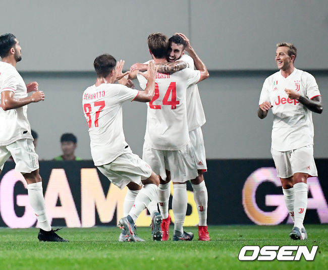 26일 오후 서울 성산동 서울월드컵경기장에서 ‘하나원큐 팀 K리그 vs 유벤투스FC’ 친선경기가 열렸다.전반 유벤투스의 사이몬 무라토레가 동점골을 넣은 후 기뻐하고 있다./rumi@osen.co.kr