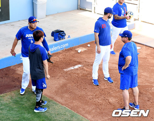 류현진은 7일 불펜 피칭을 실시한 후 릭 허니컷 투수코치와 이야기하고 있다. /jpnews@osen.co.kr
