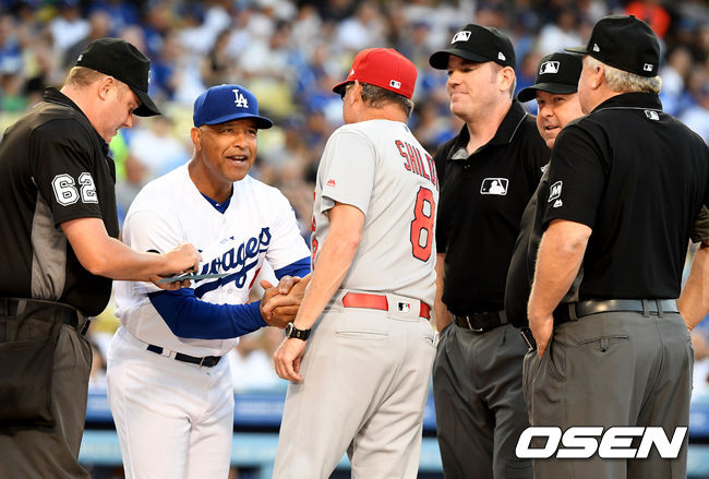 경기에 앞서 다저스 데이브 로버츠 감독과 세인트루이스 마이크 쉴트 감독이 인사를 나누고 있다./jpnews@osen.co.kr