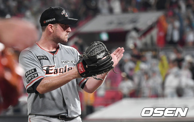 1일 오후 수원 KT위즈파크에서 '2019 신한은행 MY CAR KBO리그' KT위즈와 한화 이글스 경기가 열렸다.6회말 이닝을 마친 한화 채드벨이 최재훈을 향해 박수를 보내고 있다. / youngrae@osen.co.kr