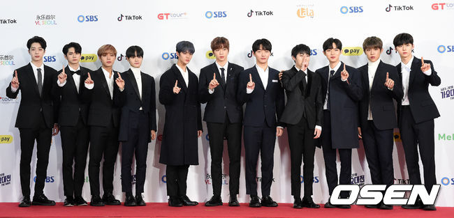 가수 워너원이 25일 오후 서울 고척스카이돔에서 열린 '2018 SBS 가요대전'에 참석해 레드카펫 행사를 갖고 있다. /jpnews@osen.co.kr