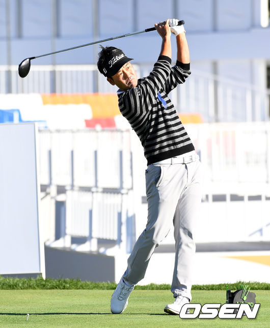 케빈 나가 10번홀 티샷을 날리고 있다. /pjmpp@osen.co.kr