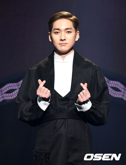 26일 오후 서울 한남동 블루스퀘어 아이마켓홀에서 뉴이스트W 신규 앨범 '웨이크, 엔(WAKE, N)' 쇼케이스가 열렸다. 뉴이스트 W 아론이 포토타임을 하고 있다. /jpnews@osen.co.kr