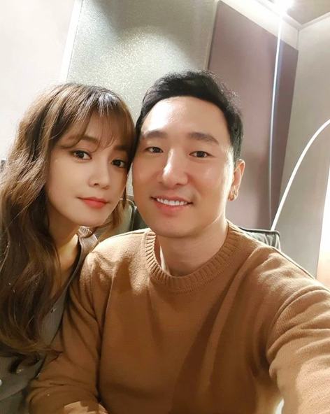 [사진=라이머 SNS] 라이머(오른쪽)가 공개한 아내 안현모(왼쪽)와의 첫 부부 동반 화보 촬영 현장 사진.