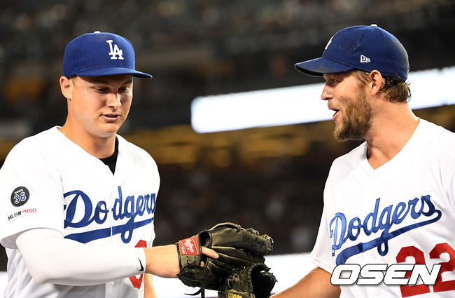 7회초 2사 1루에서 다저스 커쇼가 피더슨의 호수비로 동점 위기를 벗어나며 고마움을 전하고 있다./jpnews@osen.co.kr