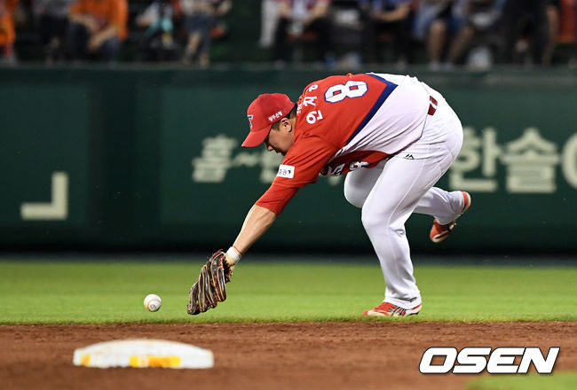 KIA타이거즈 2루수 안치홍이 상대타자의 타구를 쫓고 있다. /jpnews@osen.co.kr