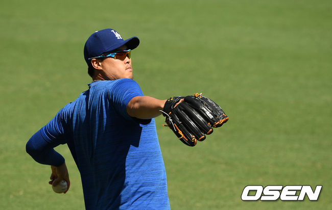 7일(이하 한국시간) 미국 캘리포니아주 로스앤젤레스 다저스타디움에서 2019 메이저리그 LA 다저스와 세인트루이스 카디널스의 경기가 열린다.  경기에 앞서 가벼운 목 부상으로 부상자 명단에 올라 있는 류현진이 가볍게 캐치볼을 하고 있다. 류현진의 선발 복귀전은 오는 12일 애리조나와의 홈 경기로 결정됐다. /jpnews@osen.co.kr