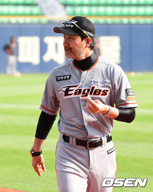 경기에 앞서 한화 한용덕 감독이 훈련을 지켜본뒤 취재진과 이야기를 나누기 위해 더그아웃으로 향하고 있다. /jpnews@osen.co.kr