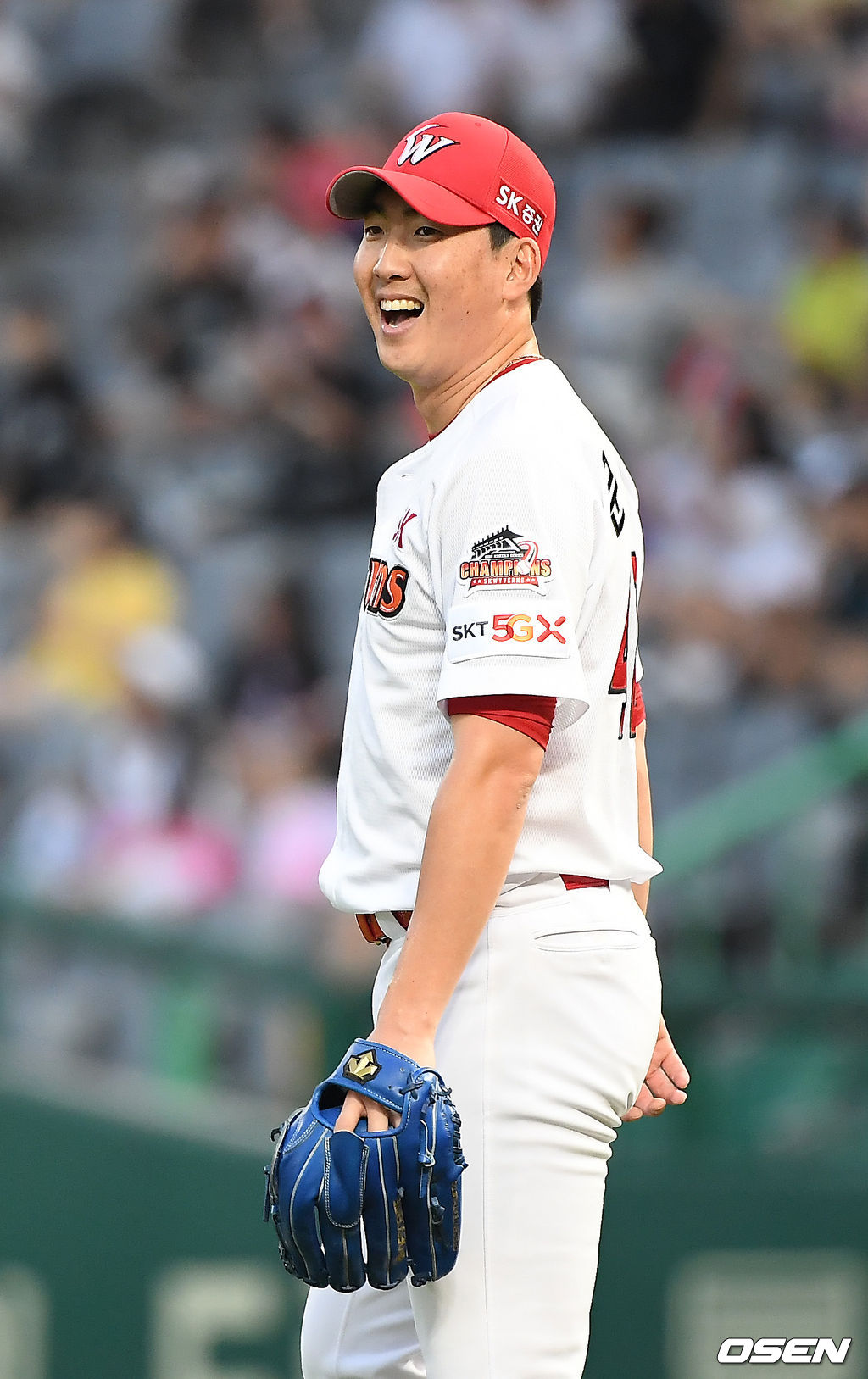 3회초 무사 1루 SK 문승원이 KT 김진곤의 내야 땅볼때 병살 처리한 김성현을 보고 미소를 짓고 있다. /youngrae@osen.co.kr