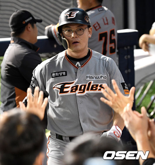 8회초 1사 1, 2루 상황 한화 이성열이 동점 스리런포를 날리고 홈을 밟은 뒤 더그아웃 동료들과 인사를 나누고 있다. /dreamer@osen.co.kr