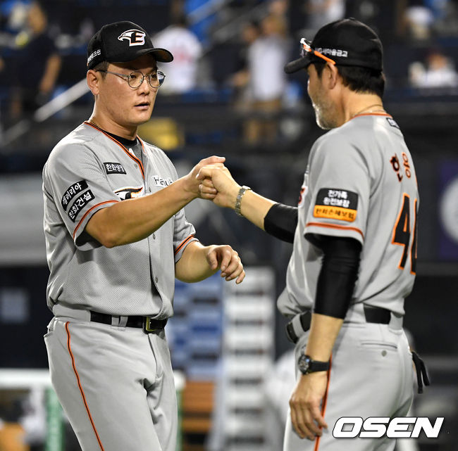 동점 스리런으로 승리를 이끈 한화 이성열이 한용덕 감독과 인사를 나누고 있다. /dreamer@osen.co.kr