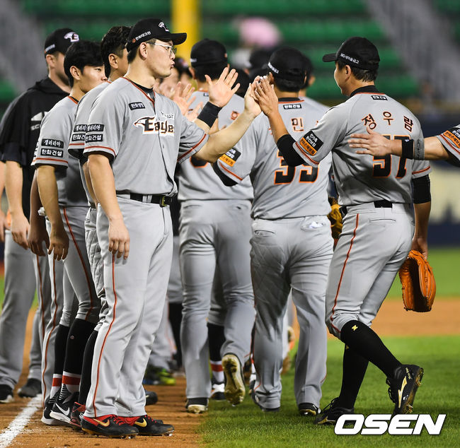 한화를 승리로 이끈 이성열과 정우람이 하이파이브를 하고있다.  /ksl0919@osen.co.kr