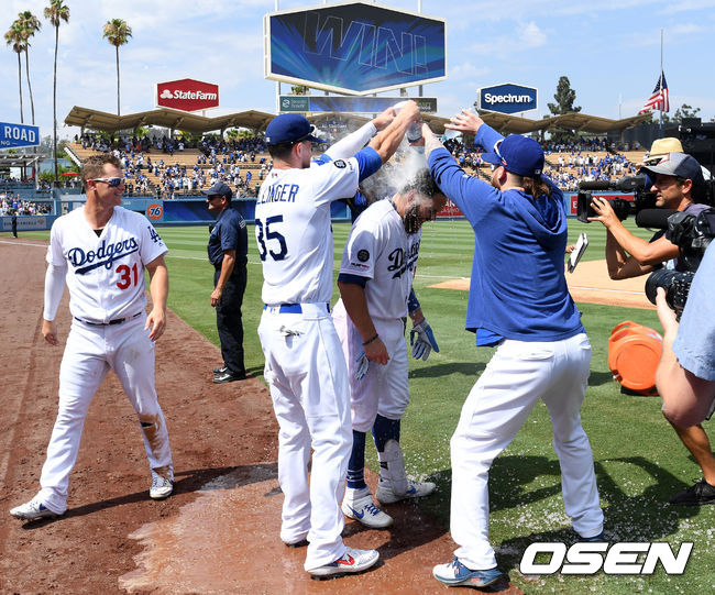 9회말 2사 2,3루에서 다저스 마틴이 끝내기 안타를 날렸다. 인터뷰를 하는 마틴에 벨린저와 버두고가 물과 파우더를 뿌리며 즐거워하고 있다./jpnews@osen.co.kr