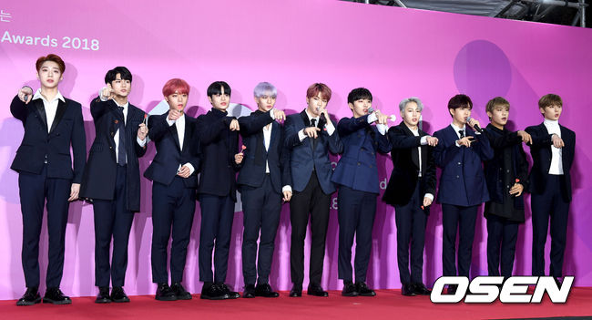 그룹 워너원이 1일 오후 서울 고척 스카이돔에서 열린 '2018 멜론 뮤직 어워드' 레드카펫 행사에 참석해 포토타임을 하고 있다. /dreamer@osen.co.kr