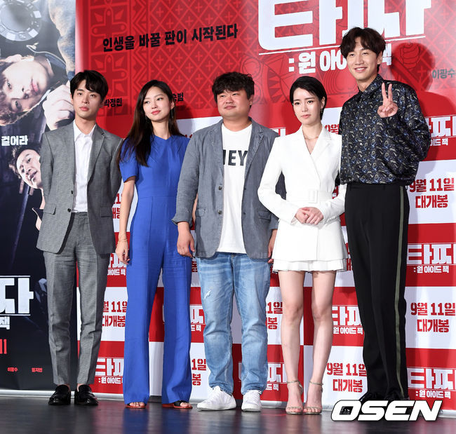 8일 서울 광진구 롯데시네마 건대입구에서 영화 ‘타짜: 원 아이드 잭’ 제작보고회가 열렸다. 배우 박정민, 최유화, 권오광 감독, 임지연, 이광수가 포토타임을 갖고 있다. /sunday@osen.co.kr