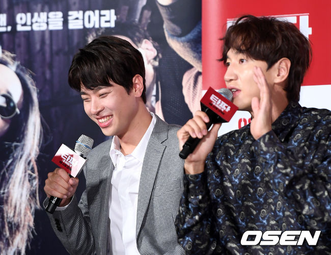 8일 서울 광진구 롯데시네마 건대입구에서 영화 ‘타짜: 원 아이드 잭’ 제작보고회가 열렸다. 배우 박정민이 이광수의 말에 환하게 웃고 있다. /sunday@osen.co.kr