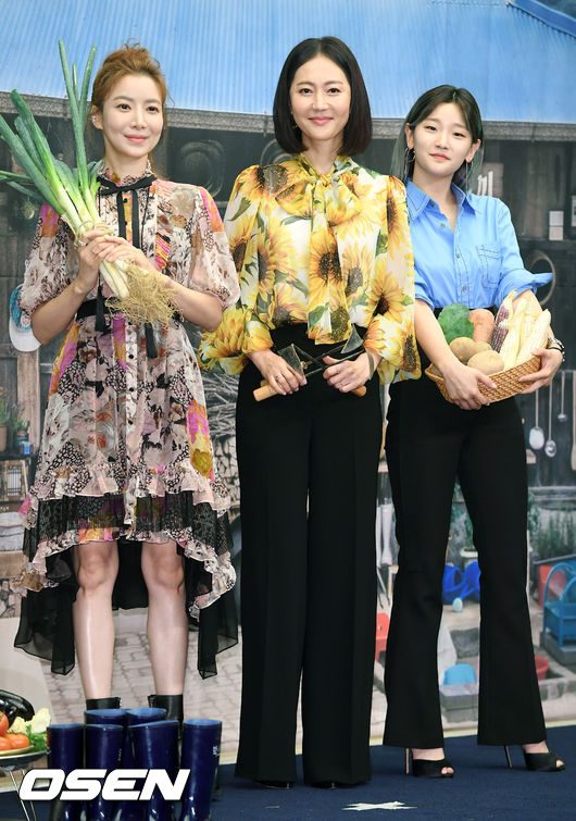 8일 오후 서울 마포구 상암동 스탠포드호텔 서울 그랜드볼룸에서 tvN 새 예능 '삼시세끼 산촌편' 제작발표회가 열렸다.  배우 윤세아, 염정아, 박소담이 무대 위에서 포즈를 취하고 있다./ rumi@osen.co.kr