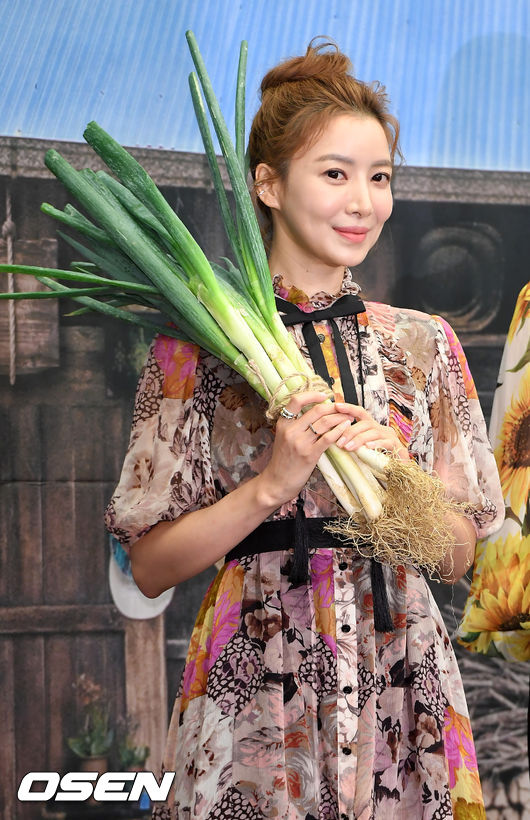 8일 오후 서울 마포구 상암동 스탠포드호텔 서울 그랜드볼룸에서 tvN 새 예능 '삼시세끼 산촌편' 제작발표회가 열렸다.  배우 윤세아가 무대 위에서 포즈를 취하고 있다./ rumi@osen.co.kr