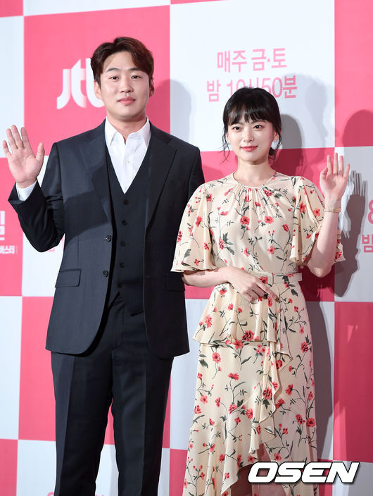 8일 오후 서울 여의도 콘래드호텔에서 JTBC 새 금토드라마 '멜로가 체질' 제작발표회가 열렸다.배우 안재홍과 천우희가 포토타임을 갖고 있다. /sunday@osen.co.kr